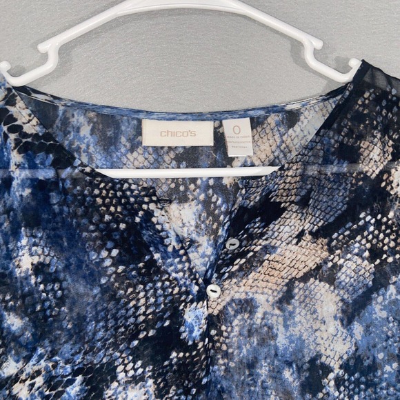 Chicos Blouse Womens 0 Black Blue Animal Print 3/4 Sleeve Sheer Buttons Fitted - Picture 3 of 14